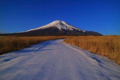 富士山与蓝天雪景从纳什哈拉