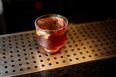 钢制吧台上的一杯Vieux Carre鸡尾酒