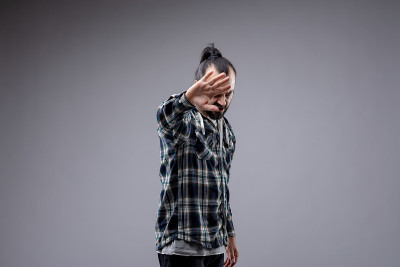 受够了一个举起手示意停止的男人
