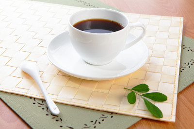 白杯子里的黑咖啡