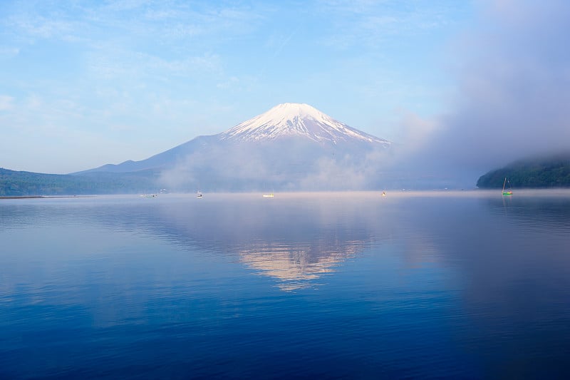 清晨薄雾中的富士山