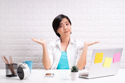 一个坐在办公室里困惑的女人的肖像
