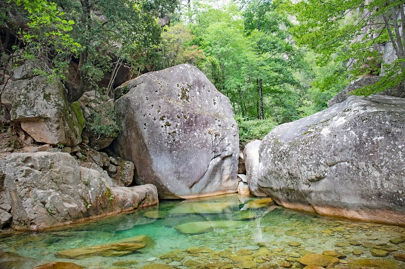 在南科西嘉岛的巴维拉和索伦扎拉