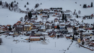 这个小镇叫Todtnauberg，位于黑森林中的'Lörrach'地区。