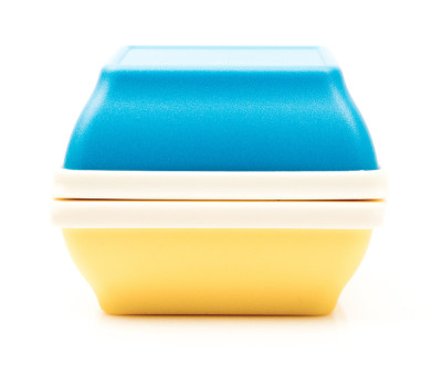 有光泽的彩色食品塑料容器隔离在白色背景
