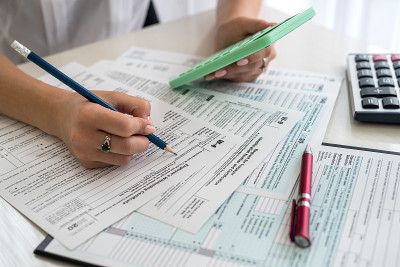女性在填写1040份个人税单