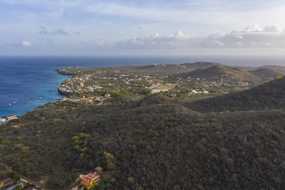 鸟瞰图Curaçao海岸在加勒比海丘陵和山脉