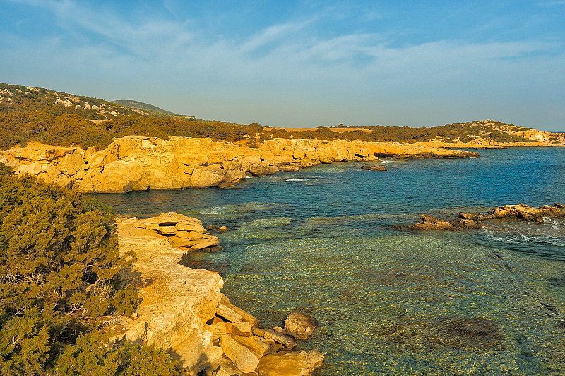 美丽的海湾和岩石海岸。令人惊叹的地中海风景。阿卡玛半岛。塞浦路斯。