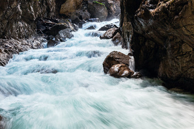 山中的河流。德国巴伐利亚州的Partnachklamm。Garmisch Partenkirchen