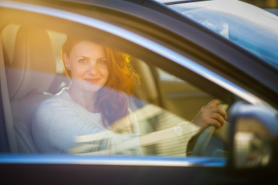 年轻漂亮的女人在开车