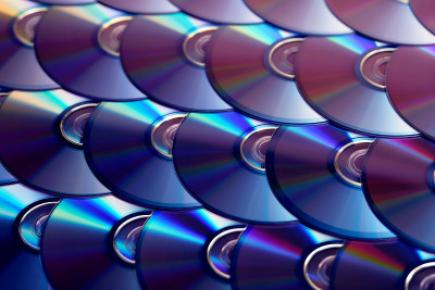 光盘的背景。几张cd dvd蓝光光盘。可记录或可重写的光学数字数据存储。