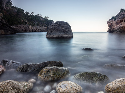 Cala Deia，马略卡岛的小岩石海滩