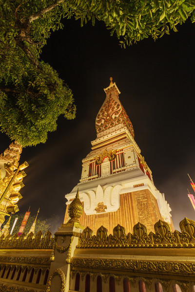 泰国那空番，夜间的帕侬寺。