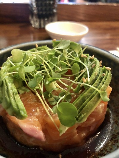 日本高级餐厅的三文鱼鞑靼配鳄梨和香草