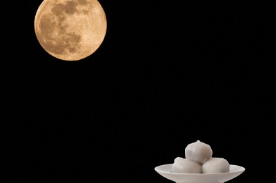 赏月的粽子和秋日夜空中的满月。