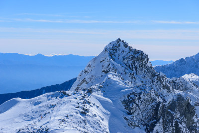 日本中部阿尔卑斯山的霍肯山，在长野的冬天