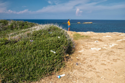 塞浦路斯北部地中海海岸线上的垃圾