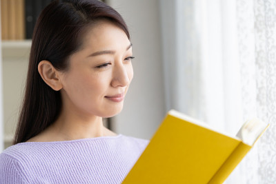 读一本书的亚洲女人