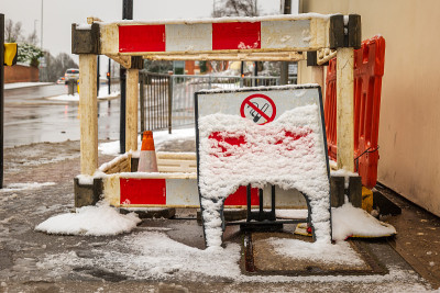 英国冬季大雪下的天然气管道维修标志