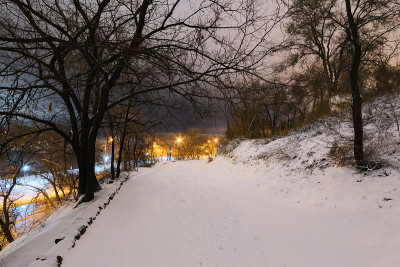 被路灯照亮的雪覆盖的小路