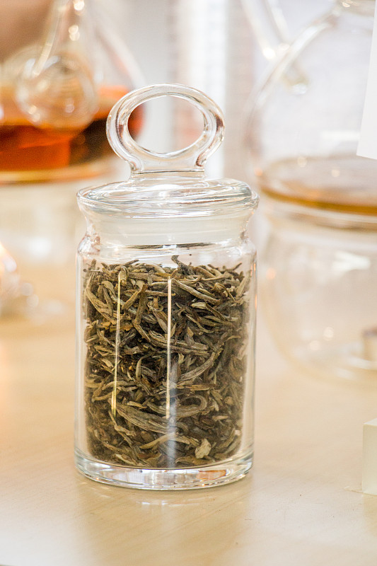 茶壶中的草药茶和瓶子中的茶树