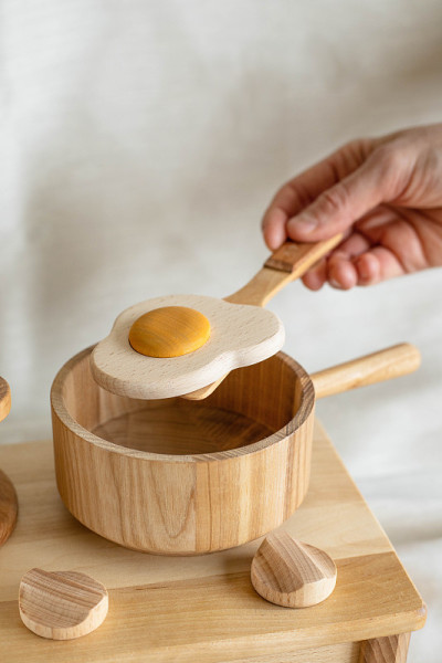 烹饪过程与木制环保玩具从天然材料教育儿童。有趣的游戏与环保玩具
