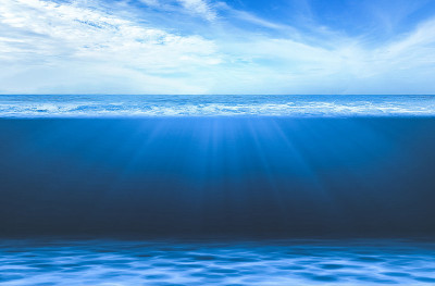 蓝色的水下海浪和深海。