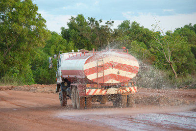 水车在为一个新的道路建筑工地喷水。