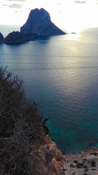 从伊比沙岛Cala d'Hort的高悬崖上看到的巴利阿里海水全景，在西班牙神奇的Es Vedra岛前