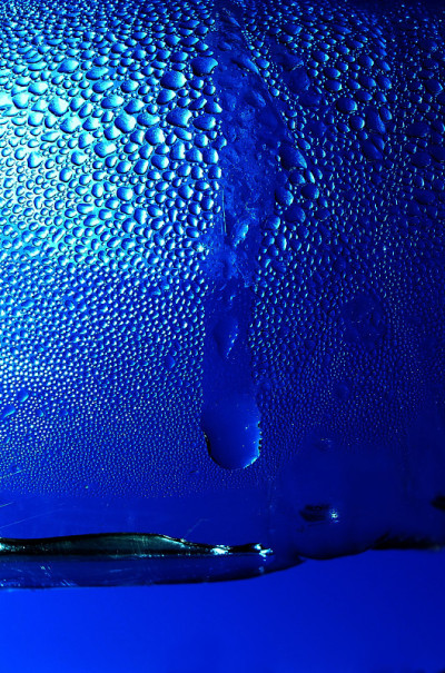 滴在水瓶上