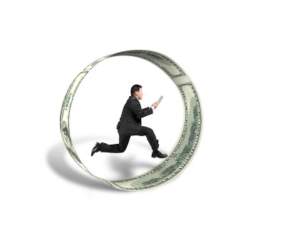 商人使用平板电脑运行在白色的金钱圈内