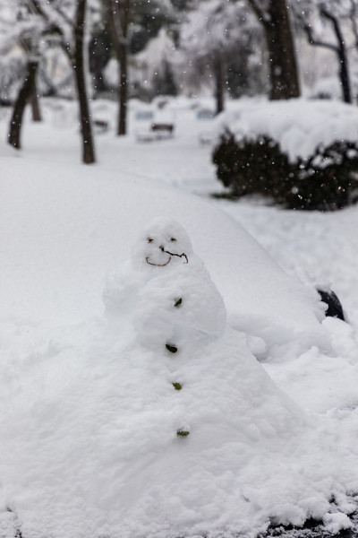 马德里街道上的雪人被雪覆盖，这是由于2021年1月的菲洛梅娜风暴造成的