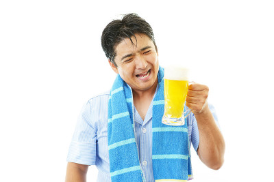 快乐的亚洲男人喝啤酒