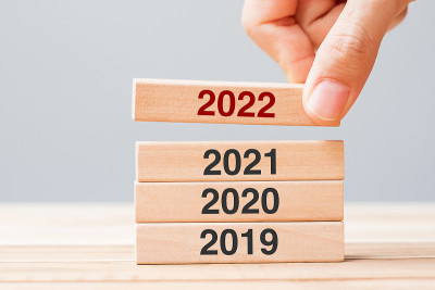手拉2022块超过2021年，2020年和2019年木制建筑在桌子的背景。业务计划，风险管理，决议，