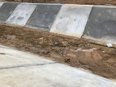 公路附近的大排水沟