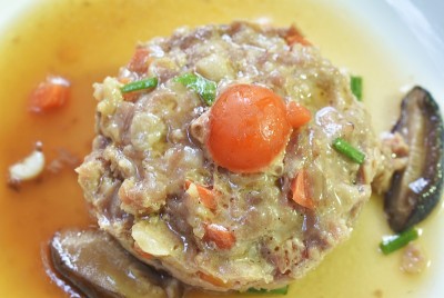 蒸排骨，淋上咸蛋黄，淋上蘑菇汁