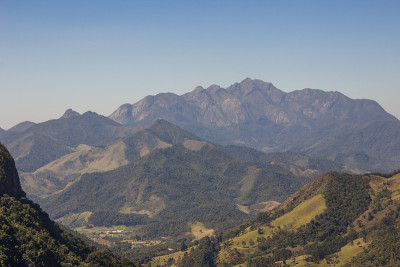 在巴西里约热内卢的弗莱堡新(nova friburgo)，可以看到被称为龙头的山顶
