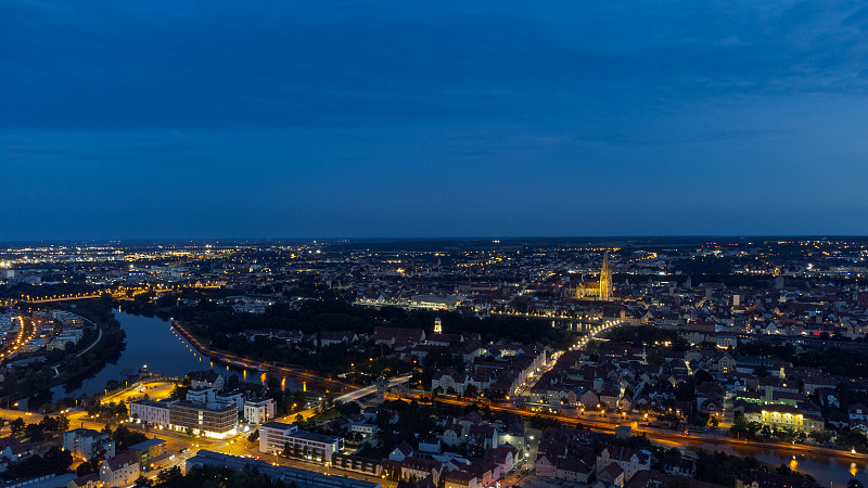 从空中俯瞰德国巴伐利亚州雷根斯堡(Regensburg)著名的天际线