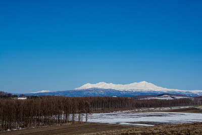 积雪残留的高地和雪山