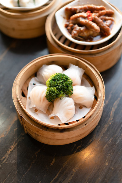 传统的中国虾饺和鸡爪放在竹蒸笼里