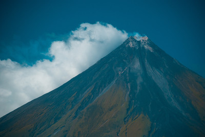 蓝天下的马荣火山