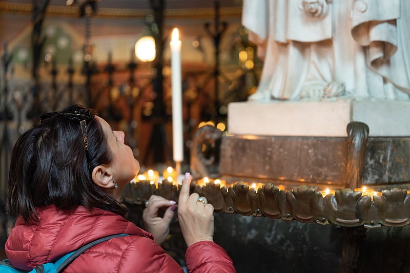 一个年轻女子在寺庙里祈祷