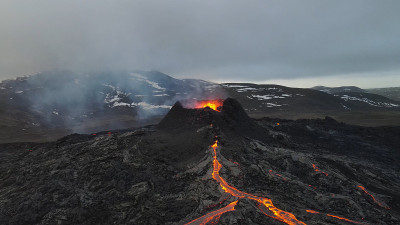 冰岛火山喷发鸟瞰图