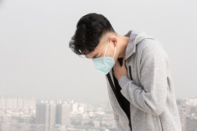 戴口罩的人喉咙痛