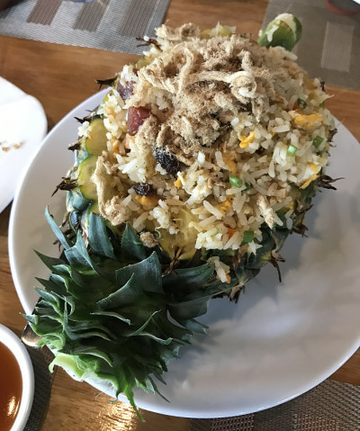 菠萝炒饭配菠萝。
