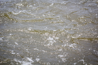 河水波涛汹涌