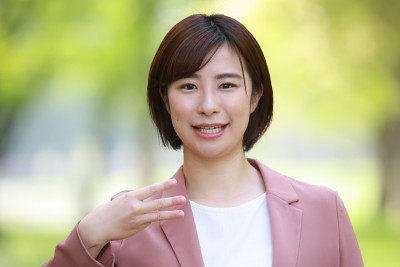 手语手指字“咪”