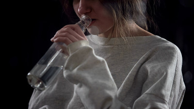 年轻女子喝伏特加，嗜酒成瘾，生活悲惨