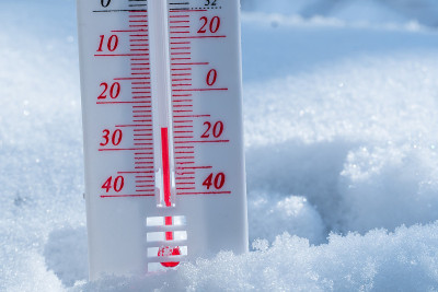 冬天，温度计放在雪地上显示负温度。冬季气候恶劣，空气和环境温度低的气象条件。在冬季冻结
