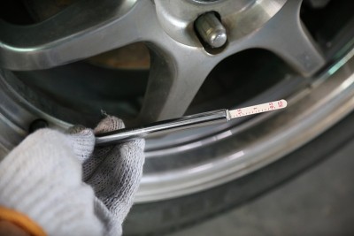 手握汽车修理工具